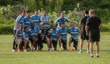 Antes de enfrentar a Colombia, Luis Suárez va al arco uruguayo