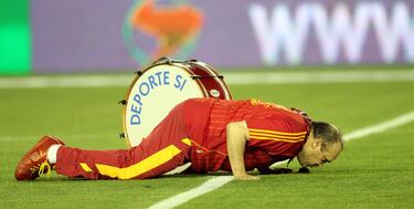 Manolo besa el césped del estadio Carlos Belmonte de Albacete el 27 de mayo de 2006 antes del amistoso entre España y Rusia. 
 