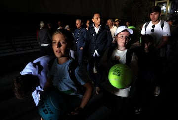 Aficionados despus de la suspensin de los partidos del Mutua Madrid Open debido al corte de energa sufrido en Espa?a.