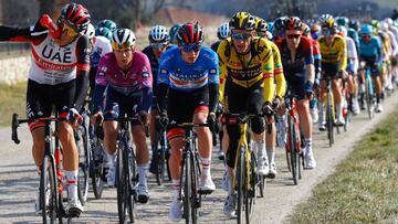 Team Deceuninck's Remco Evenepoel of Belgium (2ndL), overall leader Team UAE Emirates' Tadej Pogacar of Slovenia (C) and fellow competitors ride during the 6th stage of the Tirreno Adriatico cycling race, 215 km from Apecchio to Carpegna, Marche region, on March 12, 2022. (Photo by Luca Bettini / AFP)