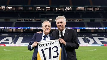 Ancelotti posa, junto a Florentino P¨¦rez, con una camiseta de homenaje, tras superar a Zidane en n¨²mero de victorias (173).