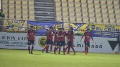 Los jugadores del Mirand&eacute;s celebran un gol conseguido ante el Alcorc&oacute;n en Anduva.