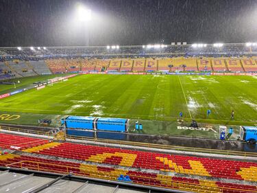 Las fuertes lluvias obligaron a que el partido entre Millonarios y Peñarol se suspendiera por varios minutos.