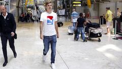 Griezmann, a su llegada en Barajas para incorporarse con el Atl&eacute;tico este verano.