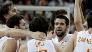 Los jugadores de la selección española celebran su victoria ante Rusia, en las semifinales del torneo olímpico de baloncesto.