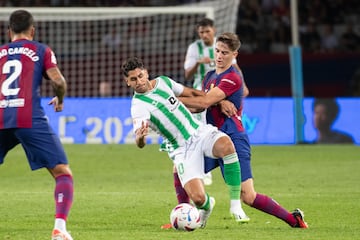 BARCELONA, 16/09/2023.- El delantero del Betis, Ayoze Pérez (i), intenta llevarse el balón ante el centrocampista del FC Barcelona, Gavi, durante el encuentro correspondiente a la quinta jornada de primera división que disputan hoy sábado en el estadio Olímpico de Montjuic, en Barcelona. EFE / Marta Pérez.
