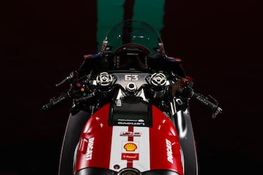 Sistema de frenos delantero: pinzas monobloque aleteadas Brembo de aluminio,
completamente mecanizadas a partir de un bloque sólido, con anclaje radial y 4
pistones. Doble disco de freno Brembo de carbono.