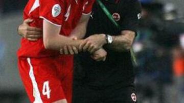 <b>LESIONADO.</b> Senderos se retira del terreno de juego ayudado por uno de los integrantes del cuerpo técnico suizo.