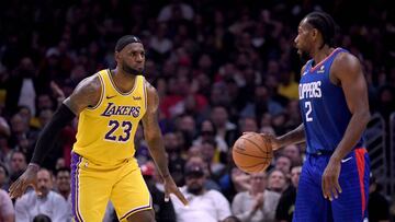 LeBron, ante Kawhi durante el partido