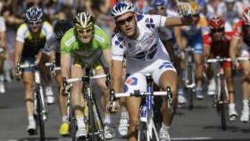 Roux mide sus fuerzas a la perfección y Valverde sigue de líder