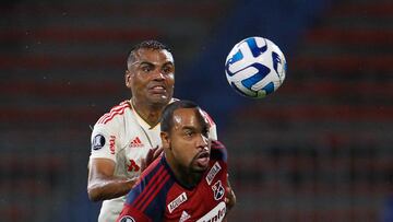 AMDEP527. MEDELLÍN (COLOMBIA), 04/04/2023.- Felipe Pardo (d) de Medellín disputa un balón con Gabriel Mercado de Internacional hoy, en un partido de la fase de grupos de la Copa Libertadores entre Deportivo Independiente Medellín (DIM) e Internacional en el estadio Atanasio Girardot en Medellín (Colombia). EFE/ Luis Eduardo Noriega A.