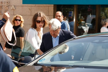 Alberto Cortina y Alejandra Cortina salen del tanatorio de Tres Cantos donde se celebró el funeral por Caritina Goyanes.