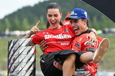 El piloto español, Marc Márquez, celebra junto con su pareja sentimental, Gemma Pinto, tras proclamarse campeón del mundo de MotoGP.