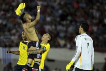 El jugador de Colombia Joao Rodríguez (i) festeja el triunfo con sus compañeros ante Brasil hen partido del hexagonal final del Campeonato Sudamericano Sub'20 que se disputa en el estadio Centenario de Montevideo