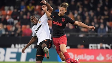 Kondogbia pelea por un bal&oacute;n con Marcos Llorente. 