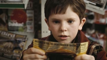 As luca Freddie Highmore en Charlie and the Chocolate Factory (2005).