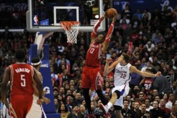 Dwight Howard a punto de hacer un mate ante Blake Griffin.