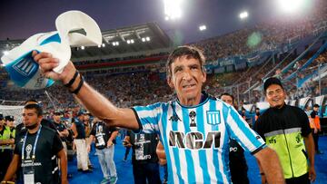 Soccer Football - Copa Sudamericana - Final - Racing Club v Cruzeiro - Estadio La Nueva Olla, Asuncion, Paraguay - November 23, 2024 Racing Club coach Gustavo Costas celebrates after winning the Copa Sudamericana REUTERS/Cesar Olmedo