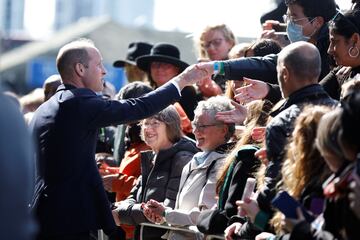 El Rey Carlos III y el Príncipe de Gales visitan por sorpresa a la gente que hace cola para entrar a la capilla ardiente de la reina Isabel II. A su llegada han sido aclamados por las personas que llevan horas esperando.