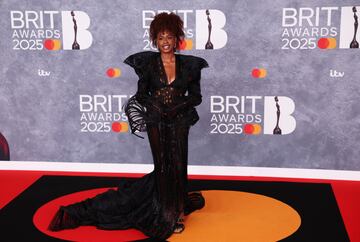 Zeze Millz posa en la alfombra de los Brit Awards 2025.
