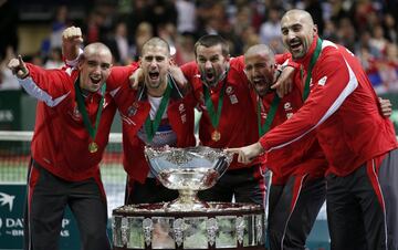 Los miembros del equipo serbio de Copa Davis Viktor Troicki, Novak Djokovic, el capitán Bogdan Obradovic, Janko Tipsarevic y Nenad Zimonjic celebrando el título.