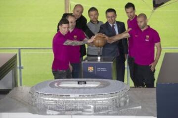 Messi, Iniesta, Luis Enrique, Jordi Moix Bartomeu, Busquets y Mascherano en la presentación del nuevo Camp Nou.
