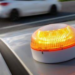 La DGT lo confirma: si te quedas tirado con el coche en un túnel o zona sin cobertura, la baliza V-16 seguirá funcionando