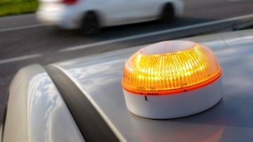 La DGT lo confirma: si te quedas tirado con el coche en un túnel o zona sin cobertura, la baliza V-16 seguirá funcionando