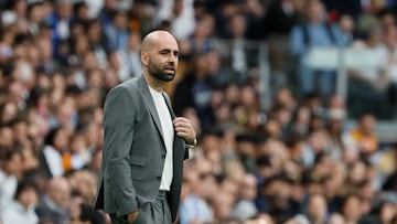 El entrenador del Celta de Vigo, Claudio Giráldez, da instrucciones durante el partido entre el Real Madrid y el equipo vigués en el estadio Santiago Bernabéu en Madrid.