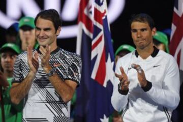 Roger Federer y Rafa Nadal esperar el inicio de la ceremonia de entrega de trofeos.