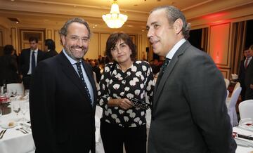 Juan Cantón (gerente del diario As), Charo Montiel (consejera de Semana) y Manuel Mirat (consejero delegado de PRISA) departen minutos antes del inicio de la entrega.