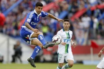 Fútbol, Universidad de Chile v Santiago Wanderers.
Décima fecha, campeonato de Apertura 2015.
El jugador de Universidad de Chile, Patricio Rubio, controla el balón durante el partido de primera división contra Santiago Wanderers disputado en el estadio Nacional de Santiago, Chile.