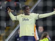 Aston Villa fall seven points behind league leaders Arsenal after losing to Everton, with Thierno Barry scoring the only goal.