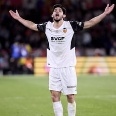 Hasta la venta de Gonçalo Guedes no habrá fichajes en el Valencia