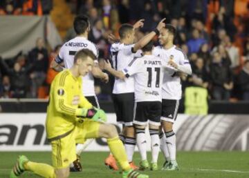 Los jugadores celebran el 6-0 de Rodrigo. 