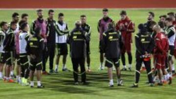 Del Bosque y sus jugadores, durante un entrenamiento.