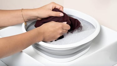Así es el cesto plegable para la ropa que también es un barreño: no huele y se vende en dos colores