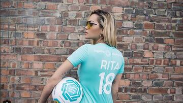 Rita Ora luce la camiseta de la Campaña de la UEFA Juntas #weplaystrong