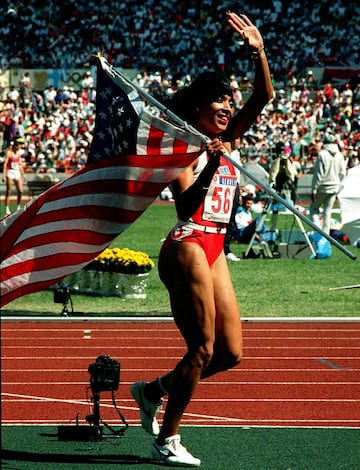 La estadounidense lograba en los 100 metros (prueba reina) una marca aún vigente: 10,62 segundos. En los Juegos de Seúl 1988 también ganaría el oro en 4x100 y en 200 metros estableciendo otro récord olímpico. 21,34 segundos que siguen siendo historia del atletismo.