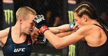 Namajunas (izquierda) y Jedrzejczyk (derecha) intercambian golpes durante su combate en el UFC 217.