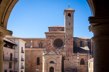 En el norte de la provincia de Guadalajara se levanta Sigüenza, un enclave con gran historia en el que abunda un reconocido patrimonio. El castillo, la catedral, las numerosas iglesias y una plaza mayor de estilo renacentista son solo algunos de los reclamos para este hermoso lugar, aunque si todo esto fuera poco, en los alrededores puedes contemplar un exclusivo paraje natural.