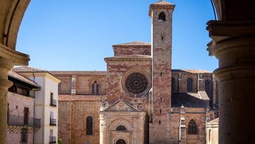 En el norte de la provincia de Guadalajara se levanta Sigüenza, un enclave con gran historia en el que abunda un reconocido patrimonio. El castillo, la catedral, las numerosas iglesias y una plaza mayor de estilo renacentista son solo algunos de los reclamos para este hermoso lugar, aunque si todo esto fuera poco, en los alrededores puedes contemplar un exclusivo paraje natural.