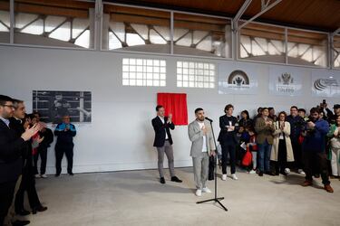 Ilia Topuria inaugura la rehabilitación del Pabellón - Gimnasio Municipal San Lázaro acompañado por el alcalde de la ciudad, Carlos Velázquez Romo. 