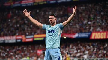 TOPSHOT - Juventus' Serbian forward #9 Dusan Vlahovic celebrates after scoring his team's first goal during the Italian Serie A football match between Genoa and Juventus at the Ferraris Stadium in Genoa, Italy, on August 31, 2025. (Photo by Piero CRUCIATTI / AFP)