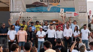 Foto de familia con los ganadores de surf y bodyboard y los patrocinadores y organizadores del 8º Lanzarote Quemao Class, el martes 12 de diciembre en La Santa, Tinajo.