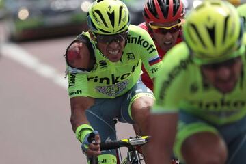 Los corredores del Tinkoff arropan a Alberto Contador después de su caída.