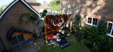 Un rocódromo artificial en el jardín de casa