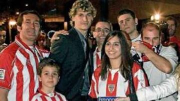 <b>LLORENTE Y LOS FANS. </b>El delantero del Athletic posó con varios afi cionados a la puerta del hotel.