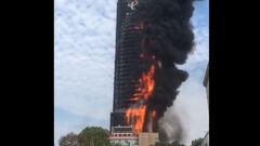 Un incendio engulle un rascacielos de más de 200 metros en China