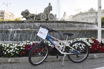 La Fiesta de la Bicicleta es un evento que se ha convertido en una tradición para muchos ciudadanos y familias que disfrutan del uso de la bicicleta. Durante el día de hoy en la Castellana ha celebrado su 41º edición. 